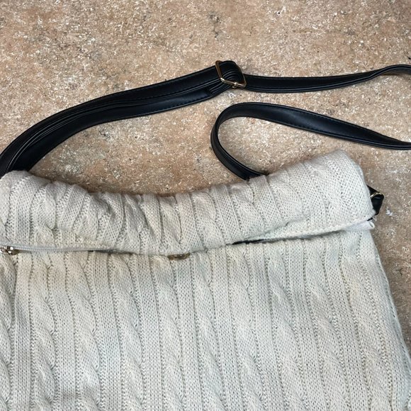 COOL VINTAGE ECRU CREAM CABLEKNIT SWEATER PURSE W/ ROLLED TOP BLACK STRAPS - Picture 2 of 9